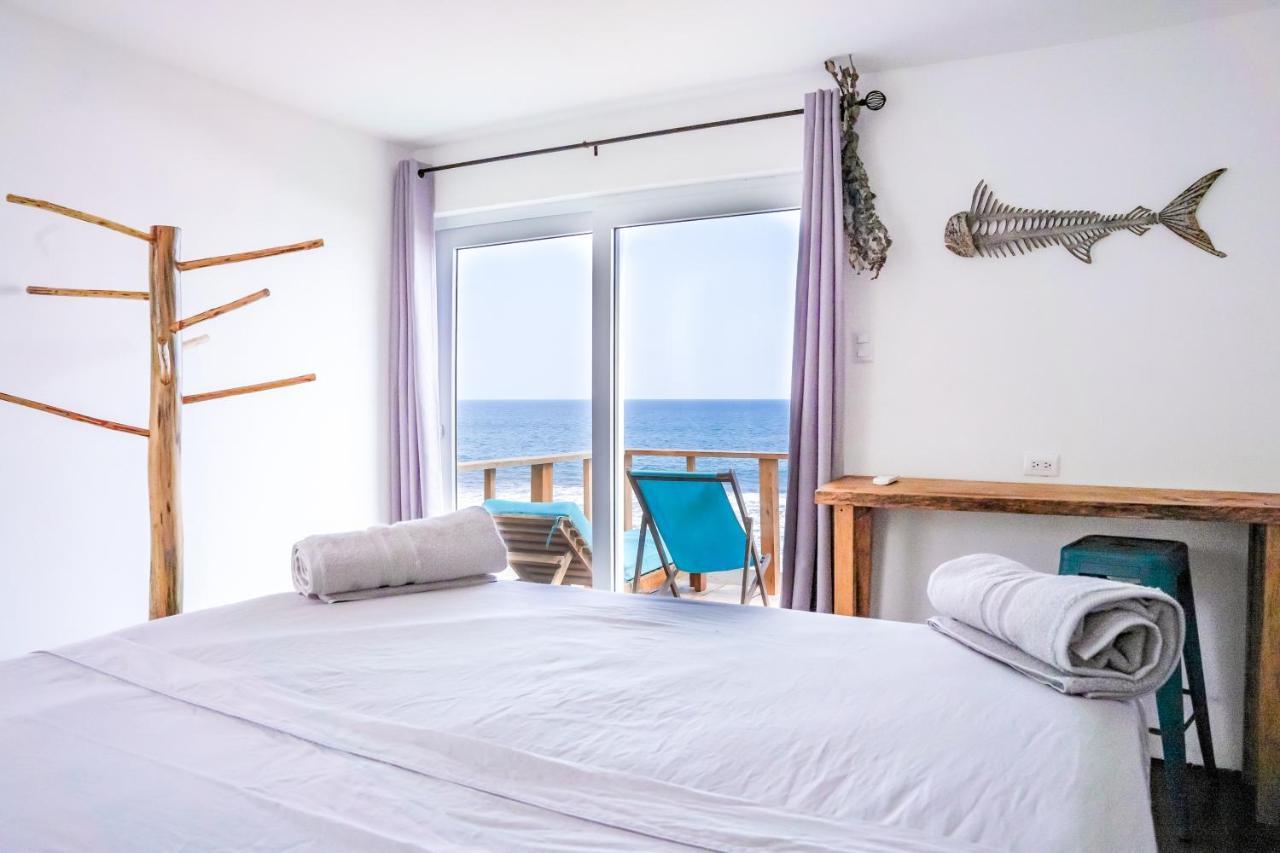 Black Sand Beachhouse Monterrico Bagian luar foto